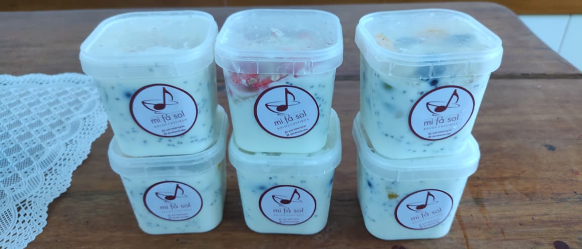 Iogurte natural com frutas, aveia e chia