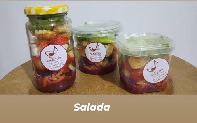 Salada de verduras e folhas com molho